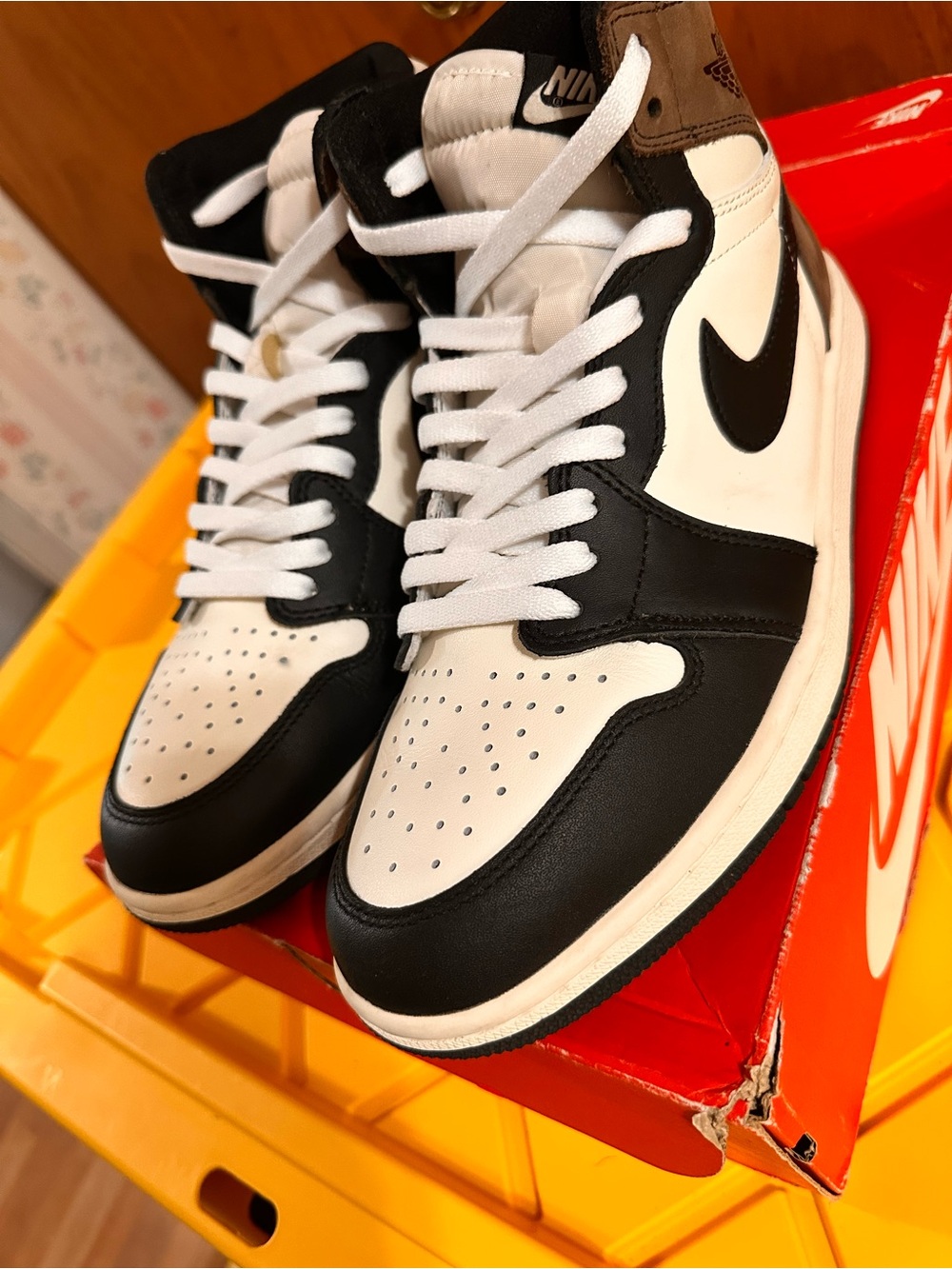 Nike Air Jordan 1 High Men's Dark Mocha Sneakers Size 9.5 men’s - Picture 5 of 12